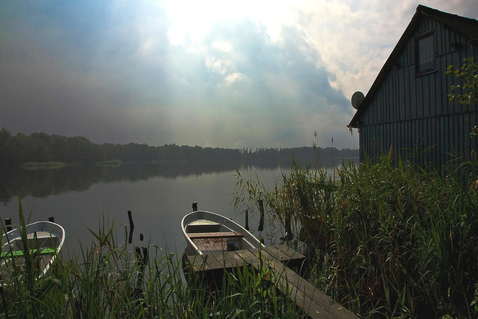 Ferienhaus Am See Perlin Экстерьер фото