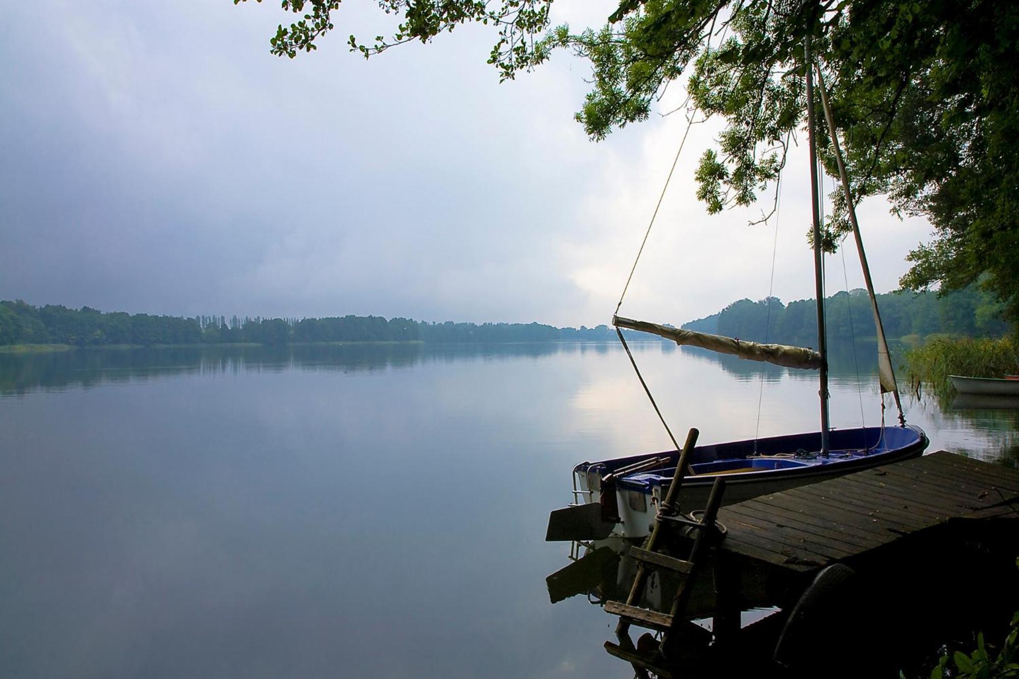 Ferienhaus Am See Perlin Экстерьер фото